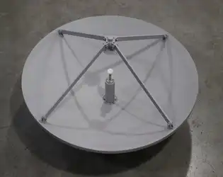 What are the main advantages of using a Cassegrain antenna compared to parabolic reflector antennas?
